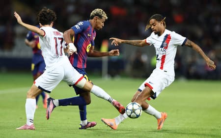Lamine Yamal disputa bola com Vitinha e Bradley Barcola em Barcelona x PSG (Foto: Josep Lago / AFP)
