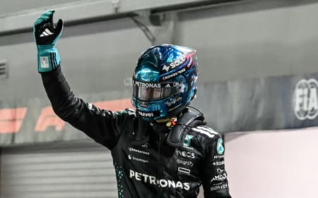 George Russell é pole no GP de Singapura (Foto: MOHD RASFAN / AFP)