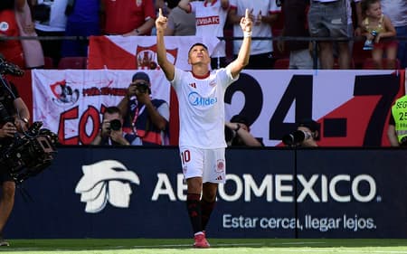 Alexis Sanchéz comemora gol do Sevilla sobre o Barcelona (Foto: CRISTINA QUICLER / AFP)