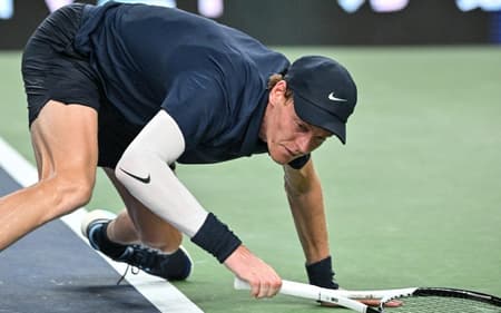 O italinao Jannik Sinner escorrega na derrota para o holandês Tallon Griekspoor em Xangai (Foto: Hector RETAMAL / AFP)