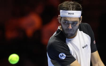 O americano Taylor Fritz na vitória sobre Alexander Zverev no Six Kings Slam (Foto: Fayez NURELDINE / AFP)