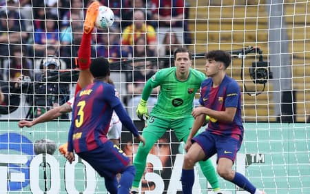 Witsel marca de bicicleta para o Girona contra o Barcelona (Foto: Josep LAGO / AFP)