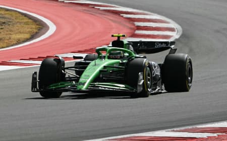 Kick Sauber's Brazilian driver Gabriel Bortoleto races ahead of Aston Martin's Canadian driver Lance Stroll during the United States Formula One Sprint at the Circuit of the Americas in Austin, Texas, on October 18, 2025. (Photo by RONALDO SCHEMIDT / AFP)