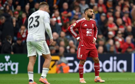 Reação de Salah ao gol do United contra o Liverpool (Foto: PETER POWELL / AFP)