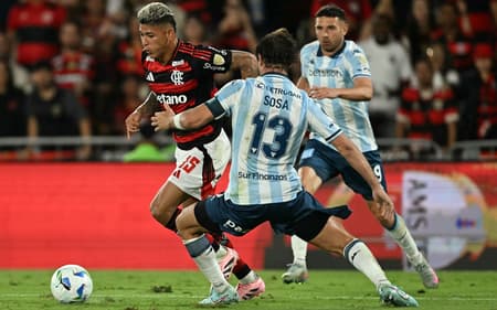 Sossa disputa a bola com Carrascal em Flamengo x Racing pela Libertadores (Foto: Mauro PIMENTEL / AFP)
