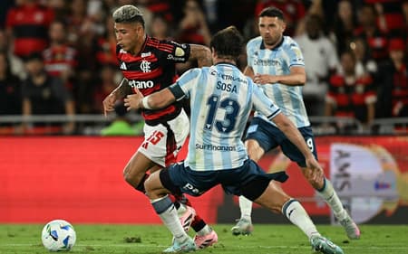 Sossa disputa a bola com Carrascal em Flamengo x Racing pela Libertadores (Foto: Mauro PIMENTEL / AFP)