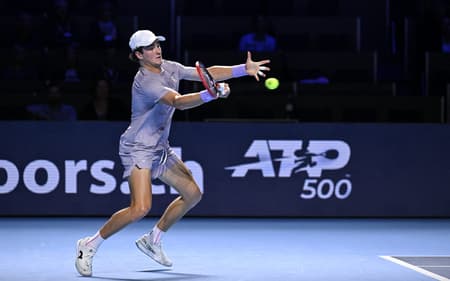 João Fonseca enfrenta Shapavalov no ATP da Basiléia (Foto: Fabrice COFFRINI / AFP)