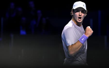 João Fonseca enfrenta Shapavalov no ATP da Basiléia (Foto: Fabrice COFFRINI / AFP)