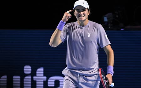 João Fonseca enfrenta Shapavalov no ATP da Basiléia (Foto: Fabrice COFFRINI / AFP)