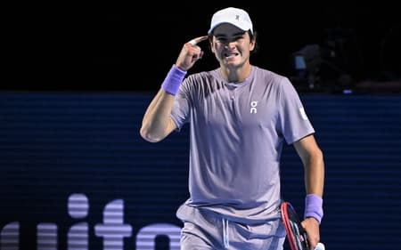 João Fonseca enfrenta Shapavalov no ATP da Basiléia (Foto: Fabrice COFFRINI / AFP)