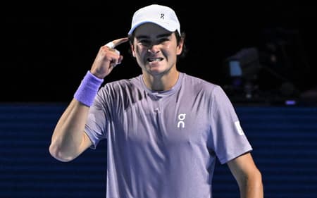 João Fonseca enfrenta Shapavalov no ATP da Basiléia (Foto: Fabrice COFFRINI / AFP)