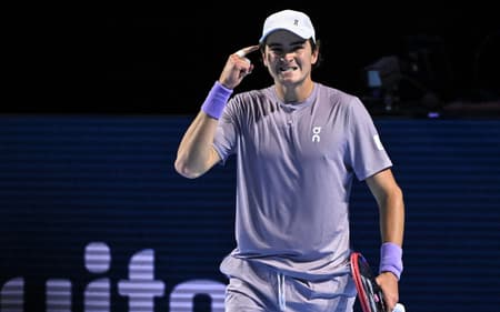 João Fonseca enfrenta Shapavalov no ATP da Basiléia (Foto: Fabrice COFFRINI / AFP)