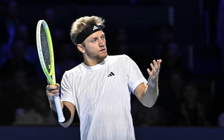 O espanhol Alejandro Davidovich Fokina na derrota para João Fonseca na final do ATP 500 da Basileia (Foto Fabrice COFFRINI / AFP)