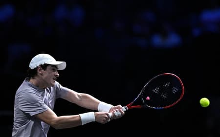 João Fonseca bate de backhand na partida contra o russo Karen Khachanov na segunda rodada de Paris (Foto: JULIEN DE ROSA / AFP)