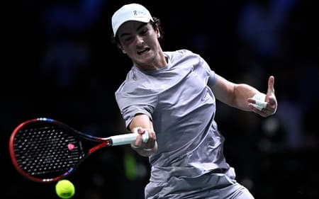 João Fonseca bate de forehand na partida contra o russo Karen Khachanov na segunda rodada de Paris (Foto: JULIEN DE ROSA / AFP)