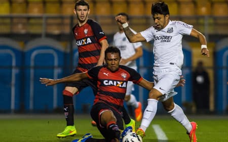 Gabigol em ação na partida entre Santos e Vitória (Foto: Daniel Vorley/AGIF)