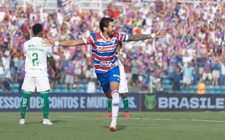 Lucero comemora gol do Fortaleza
