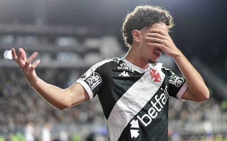 Nuno Moreira comemora gol do Vasco contra o Fortaleza