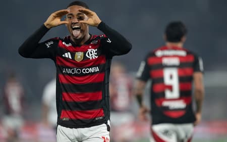 Samuel Lino comemora gol do Flamengo (Foto: Jorge Rodrigues/AGIF)