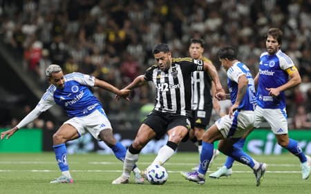Hulk cercado por Matheus Pereira, Lucas Romero e Lucas Silva no Atlético-MG x Cruzeiro (Foto: Gilson Lobo/AGIF)