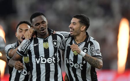 Santi Rodríguez e Jeffinho comemoram gol pelo Botafogo (Foto: Thiago Ribeiro/AGIF)