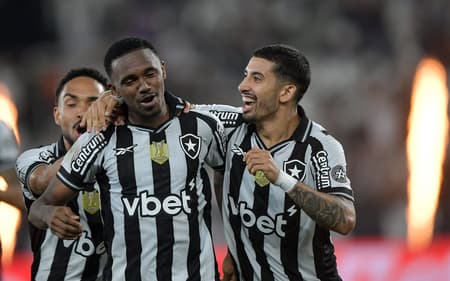 Santi Rodríguez e Jeffinho comemoram gol pelo Botafogo (Foto: Thiago Ribeiro/AGIF)
