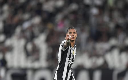 Newton é um dos destaques do Botafogo nos últimos jogos (Foto: Thiago Ribeiro/AGIF)