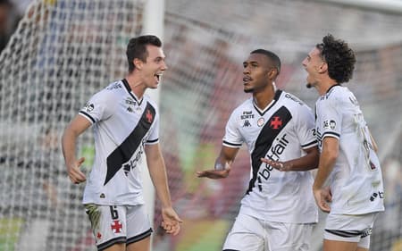 Rayan comemora seu segundo gol contra o Vitória (Foto: Thiago Ribeiro/AGIF)