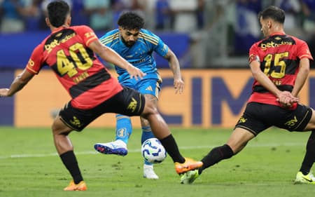 Gabigol usa o pé direito para fazer o gol do Cruzeiro contra o Sport (Foto: Gilson Lobo/AGIF)