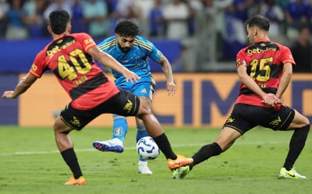 Gabigol usa o pé direito para fazer o gol do Cruzeiro contra o Sport (Foto: Gilson Lobo/AGIF)