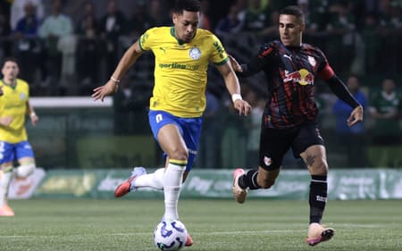 Vitor Roque disputa bola com Gabriel em Palmeiras x Bragantino (Foto: Marcello Zambrana/AGIF)