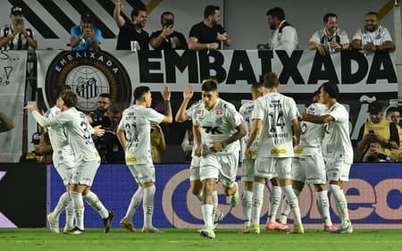 Zé Rafael marca o primeiro gol com a camisa do Santos no clássico contra o Corinthians. (Foto: Jota Erre/AGIF)