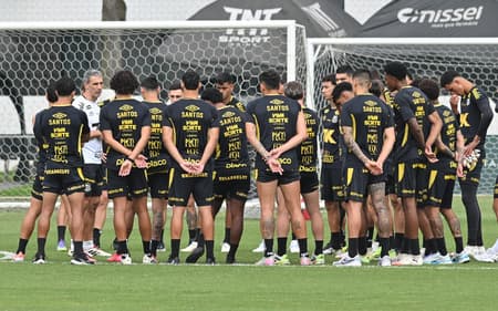 Elenco do Santos reunido no CT Rei Pelé com o técnico Vojvoda. (Foto: Jota Erre/AGIF)