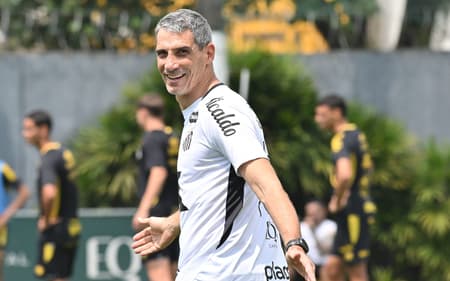 Vojvoda comanda treino do Santos no CT Rei Pelé. (Foto: Jota Erre/AGIF)
