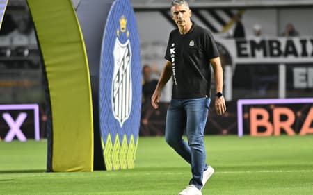 Vojvoda busca a primeira vitória fora de casa sob o comando do Santos. (Foto: Jota Erre/AGIF)