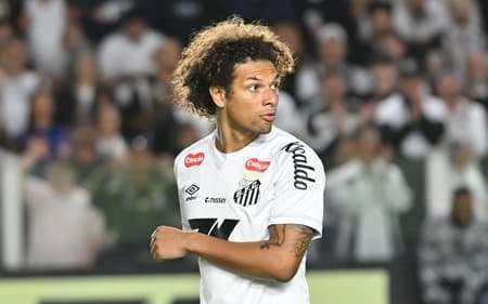 Willian Arão estreou como titular do Santos na derrota por 1 a 0 para o Vitória. (Foto: Jota Erre/AGIF)