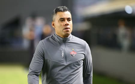 Jair Ventura durante Santos x Vitória na Vila Belmiro (Foto: Mauricio De Souza/AGIF)