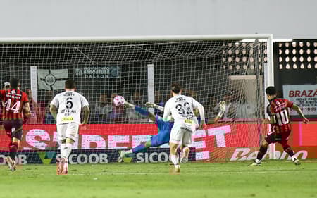 Matheuzinho, do Vitória, conveteu pênalti cometido por Gabriel Brazão. (Foto: Mauricio De Souza/AGIF)