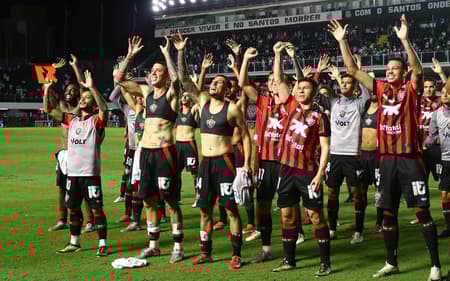 Jogadores do Vitória comemoram resultado com a torcida na Vila Belmiro (Foto: Mauricio De Souza/AGIF)