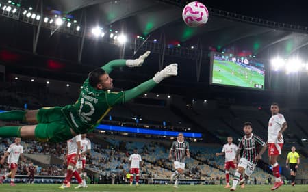 Samuel Xavier, do Fluminense, supera Ivan, do Internacional