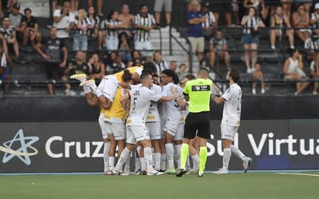 Jogadores do Santos comemoram gol durante o duelo com o Botafogo. (Foto: Thiago Ribeiro/AGIF)