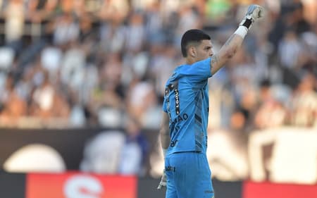 Gabriel Brazão durante partida contra o Botafogo neste domingo (26), no Nilton Santos. (Foto: Thiago Ribeiro/AGIF)