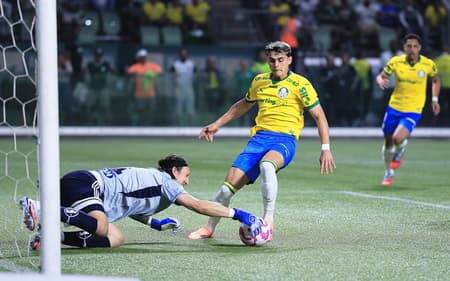 Sosa, do Palmeiras, tira a bola das mãos de Cássio, do Cruzeiro (Foto: Ettore Chiereguini/AGIF)