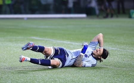 Cássio cai no gramado após levar garrafada em campo (Foto: Ettore Chiereguini/AGIF)