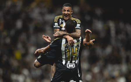 Arana e Vitor Hugo comemoram gol do Atlético (Foto: Pedro Souza / Atlético)