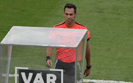 Árbitro da final da Libertadores entre Atlético-MG e Botafogo, Facundo Tello indo na direção da cabine do VAR