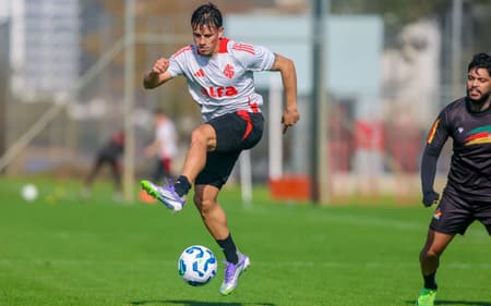 Bernabei, lateral-esquerdo do Internacional, em jogo-treino