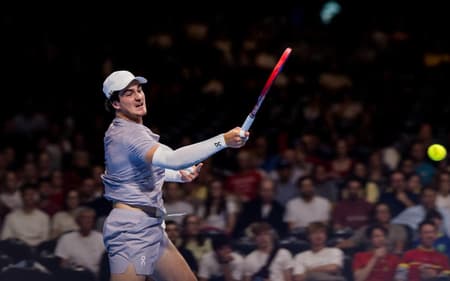 João Fonseca na derrota na estreia do ATP 250 de Bruxelas, na Bélgica (Divulgação)