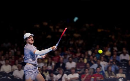 João Fonseca na derrota na estreia do ATP 250 de Bruxelas, na Bélgica (Divulgação)