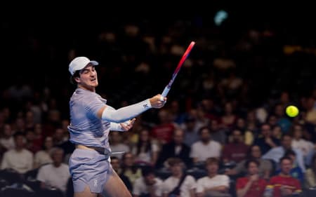 João Fonseca na derrota na estreia do ATP 250 de Bruxelas, na Bélgica (Divulgação)